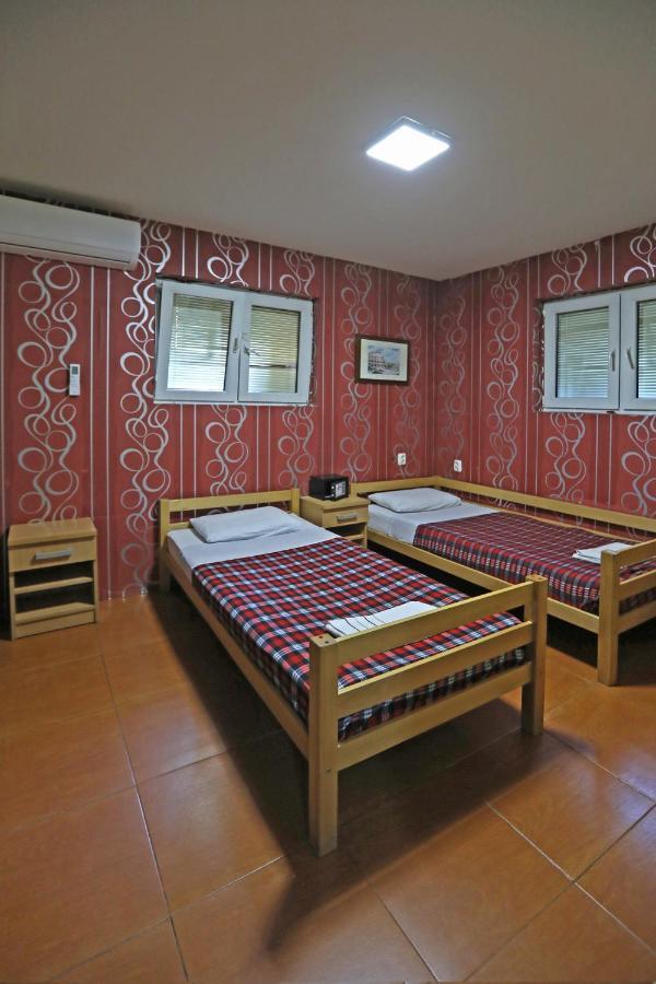 Hostel 42 Skopje Exteriör bild